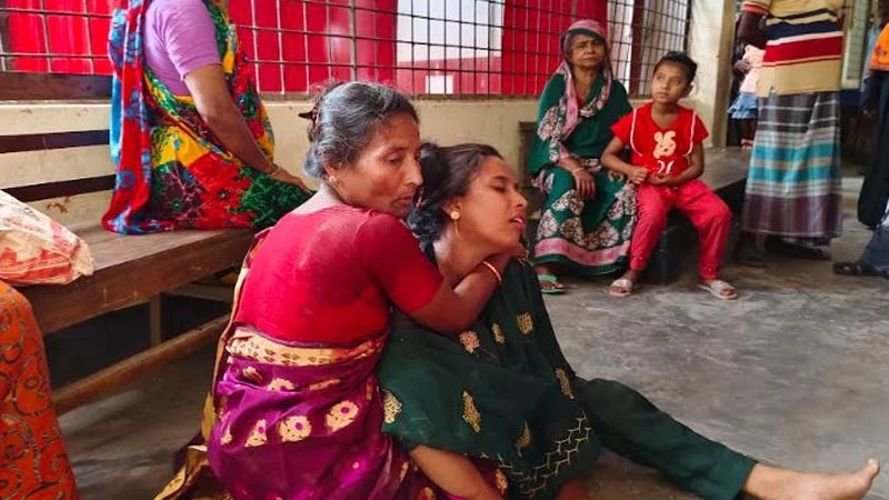 মায়ের কোল থেকে ছিটকে পড়ে গাড়ির চাকায় পিষ্ট শিশু